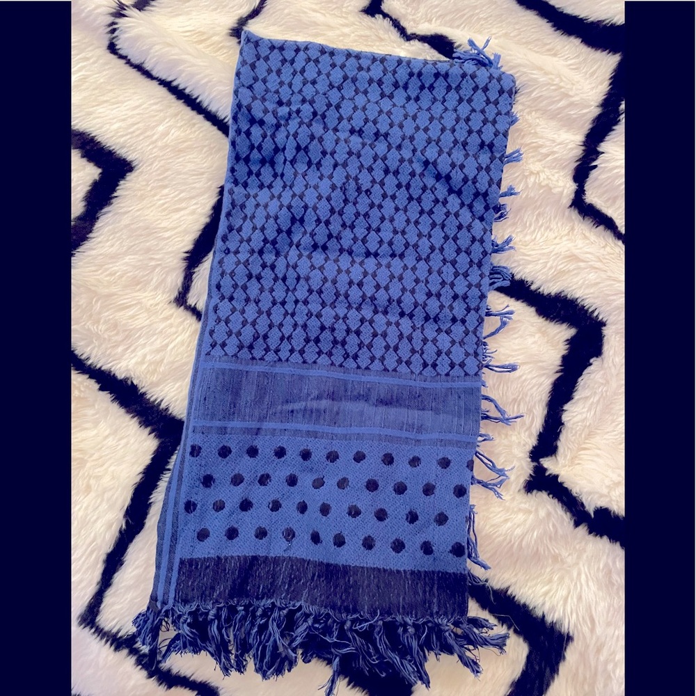 Perfect condition blue divided scarf 🧣